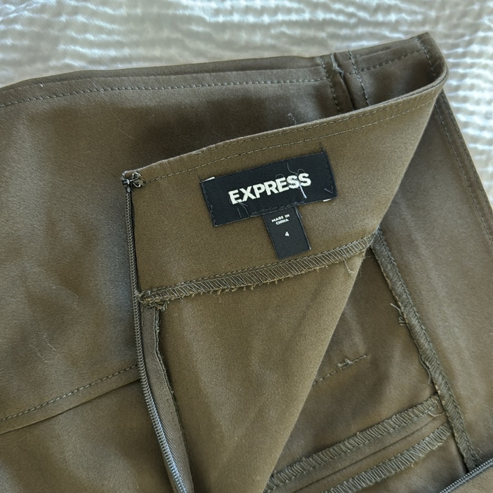 Express skirt olive color with 2 pockets